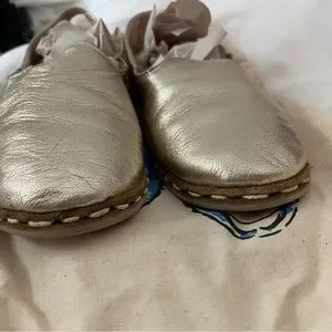 Sabah Men’s Chin Chin Champagne Metallic | 40 Sabah | Shoes | Sabah Mens Chin Chin Champagne Metallic 4  main image 2